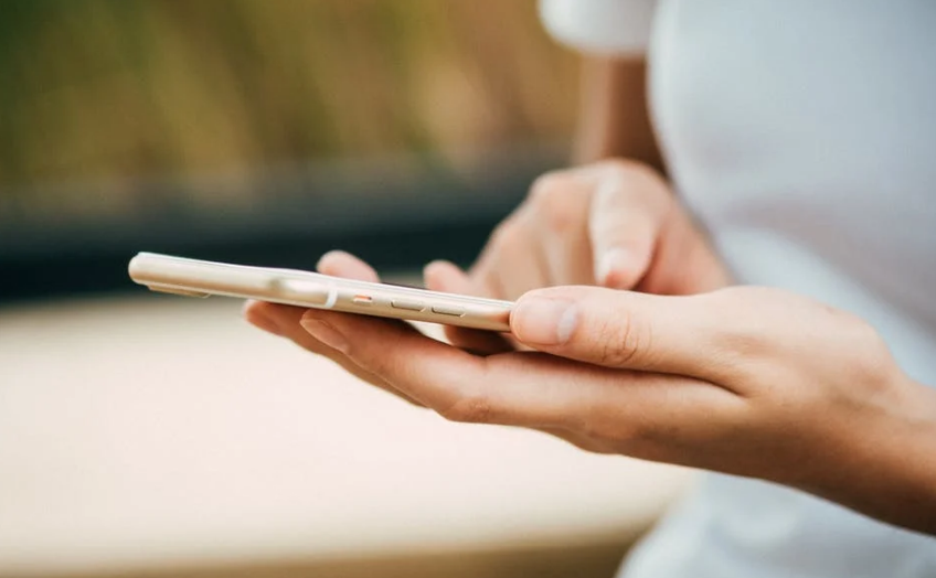 女網友抱怨男友母親瘋狂以LINE或簡訊像她打聽兒子的動態，令她崩潰。（示意圖，Pexels）