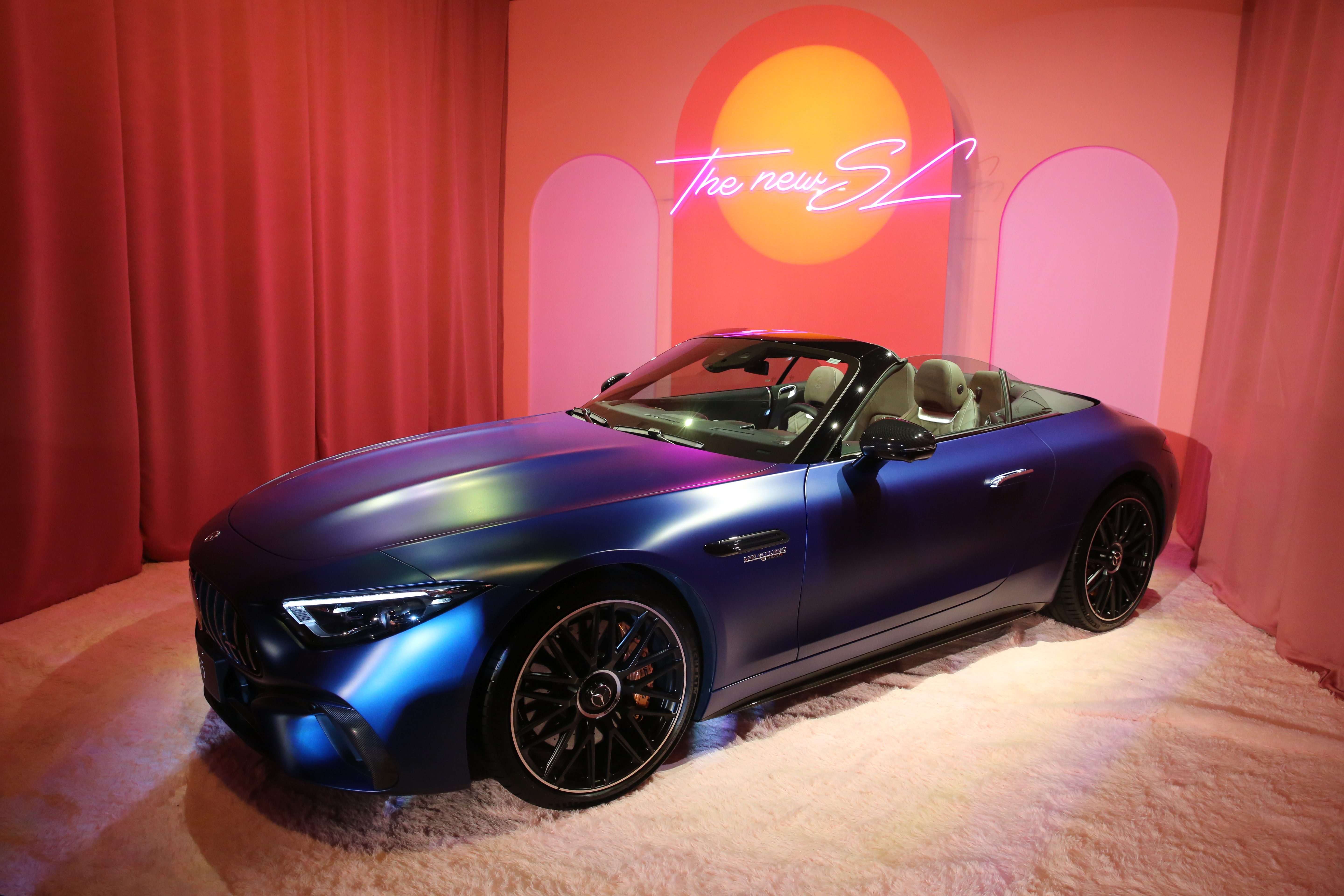 就算8月銷量受到港數量影響，賓士在台盛大發表限量25台的性能超跑AMG SL 55 4MATIC+軟頂敞篷跑車。