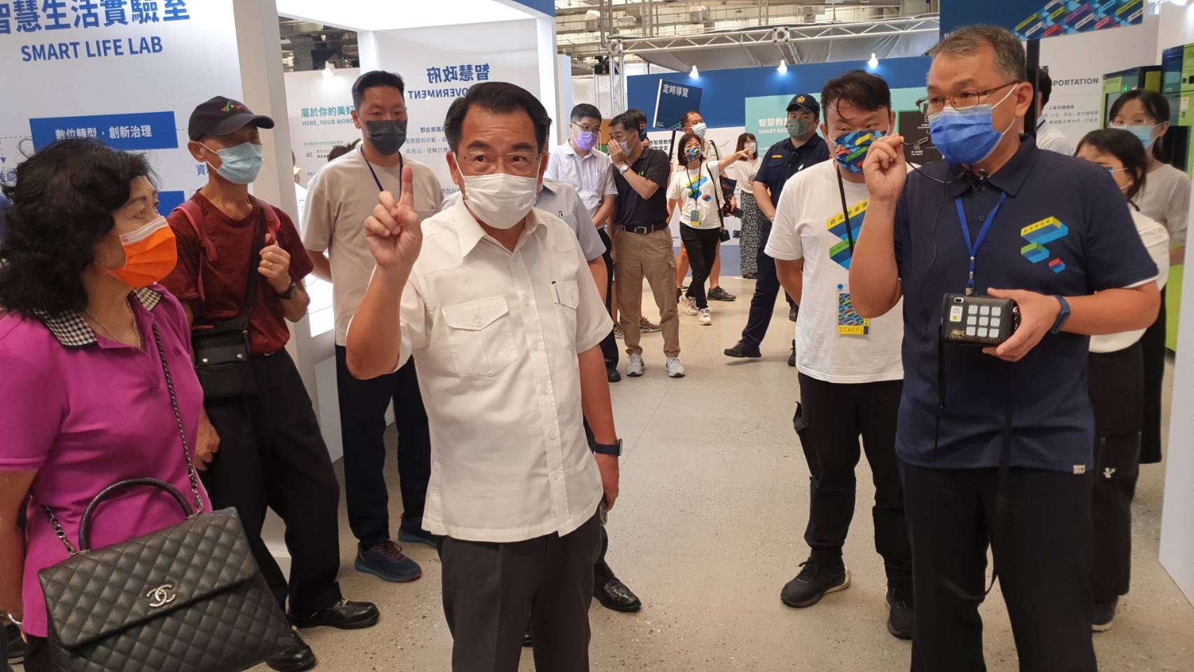 台北市警察局長楊源明（左2）化身導覽員，親自為民防大隊長郭洪金鳳等人解說。（台北市警察局提供）