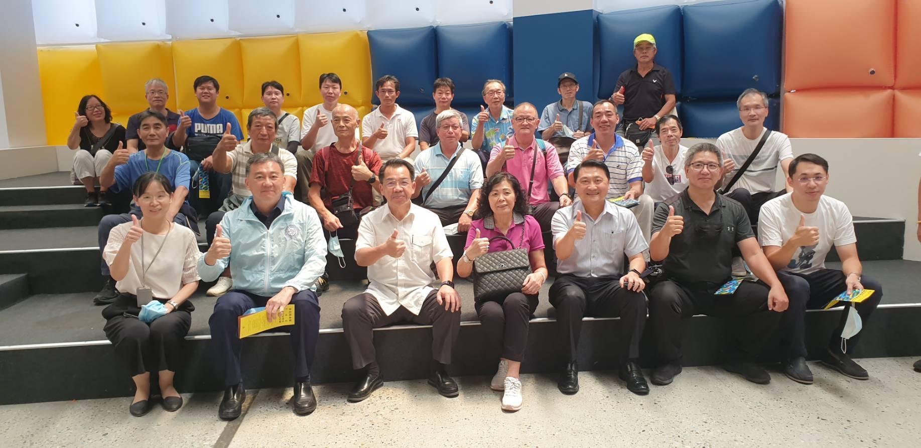 參訪成員於會後特別感謝楊源明精彩、深度的導覽。（台北市警察局提供）