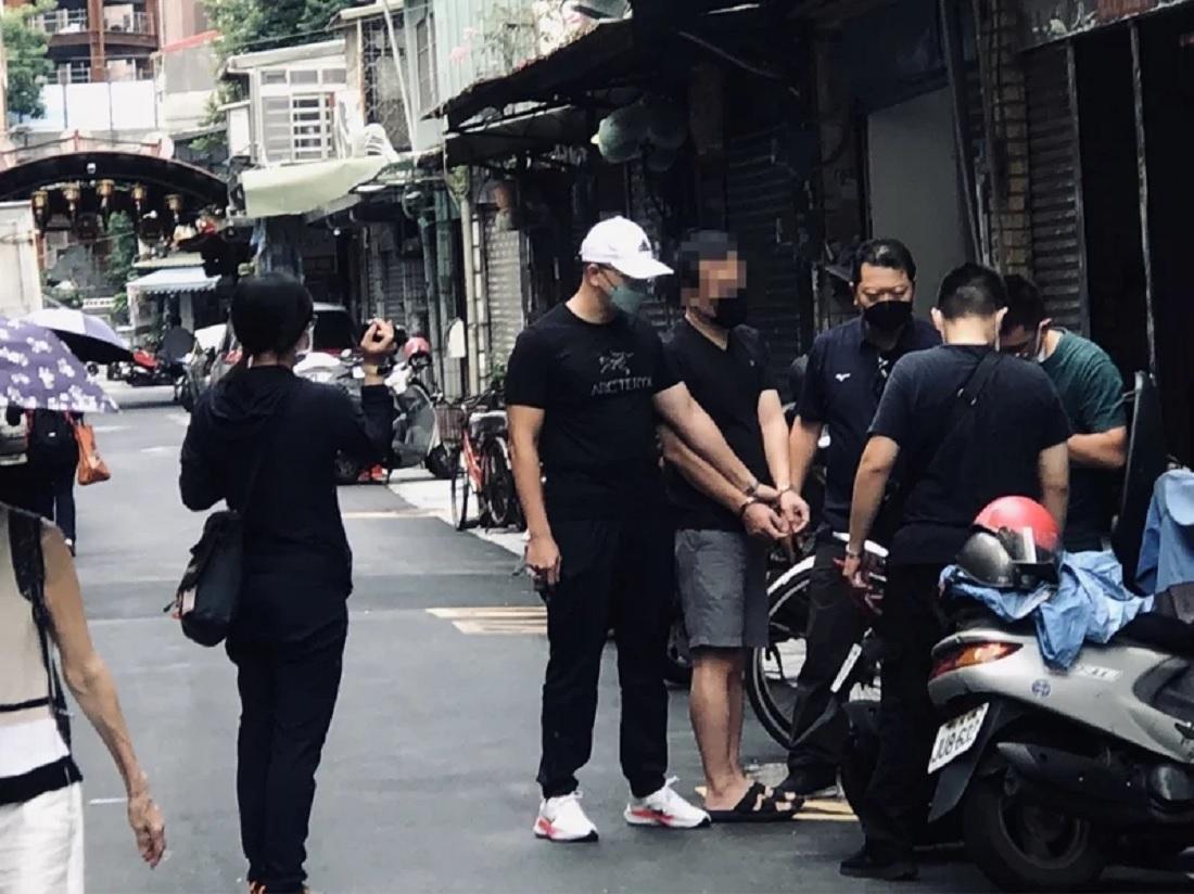 花蓮港警聯手北市警,逮捕詐騙民眾到柬埔寨的陳姓嫌犯(左3)。(翻攝畫面)