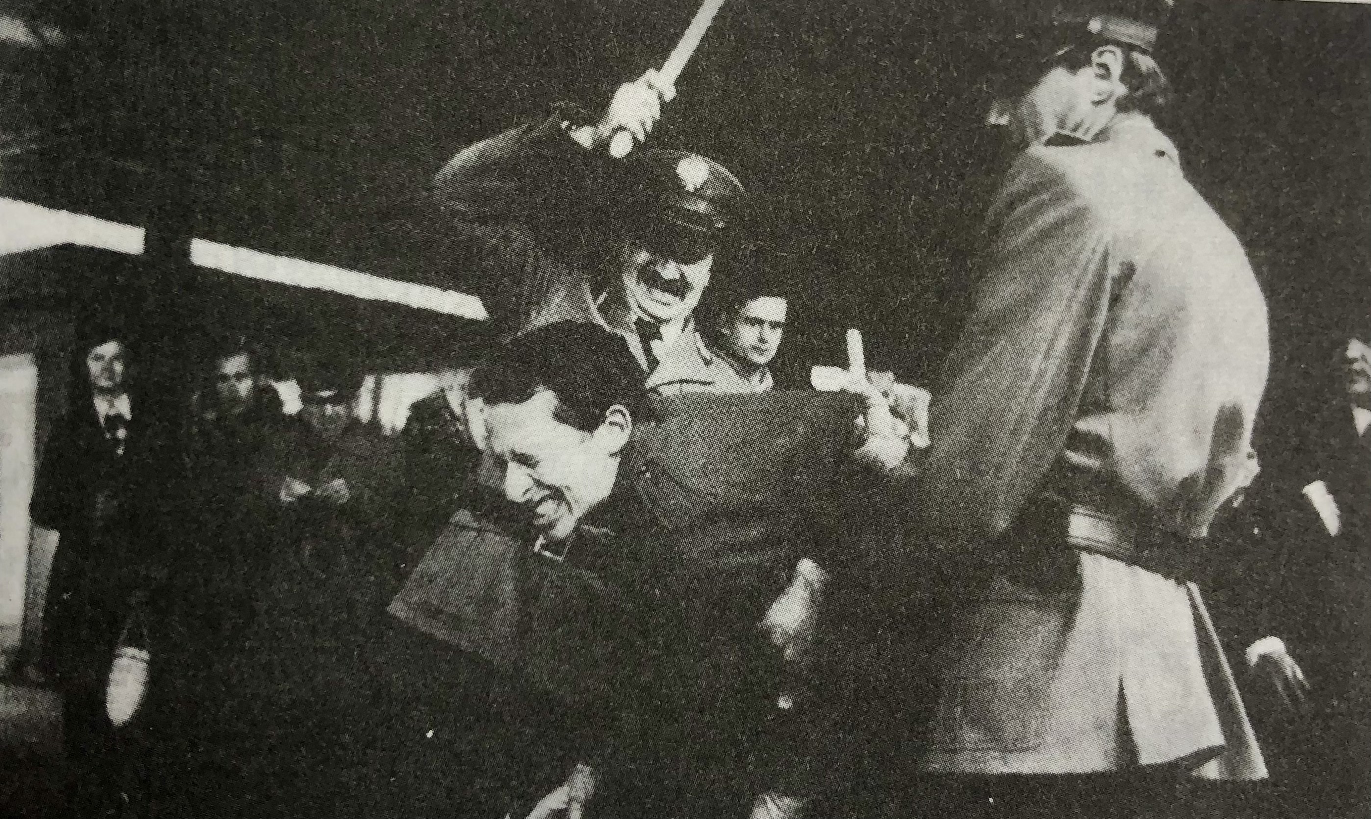 《機遇之歌:數位修復版》 劇照呈現兩個警察以警棍痛毆學生的畫面,為消失的影片做見證。(光年映畫提供)