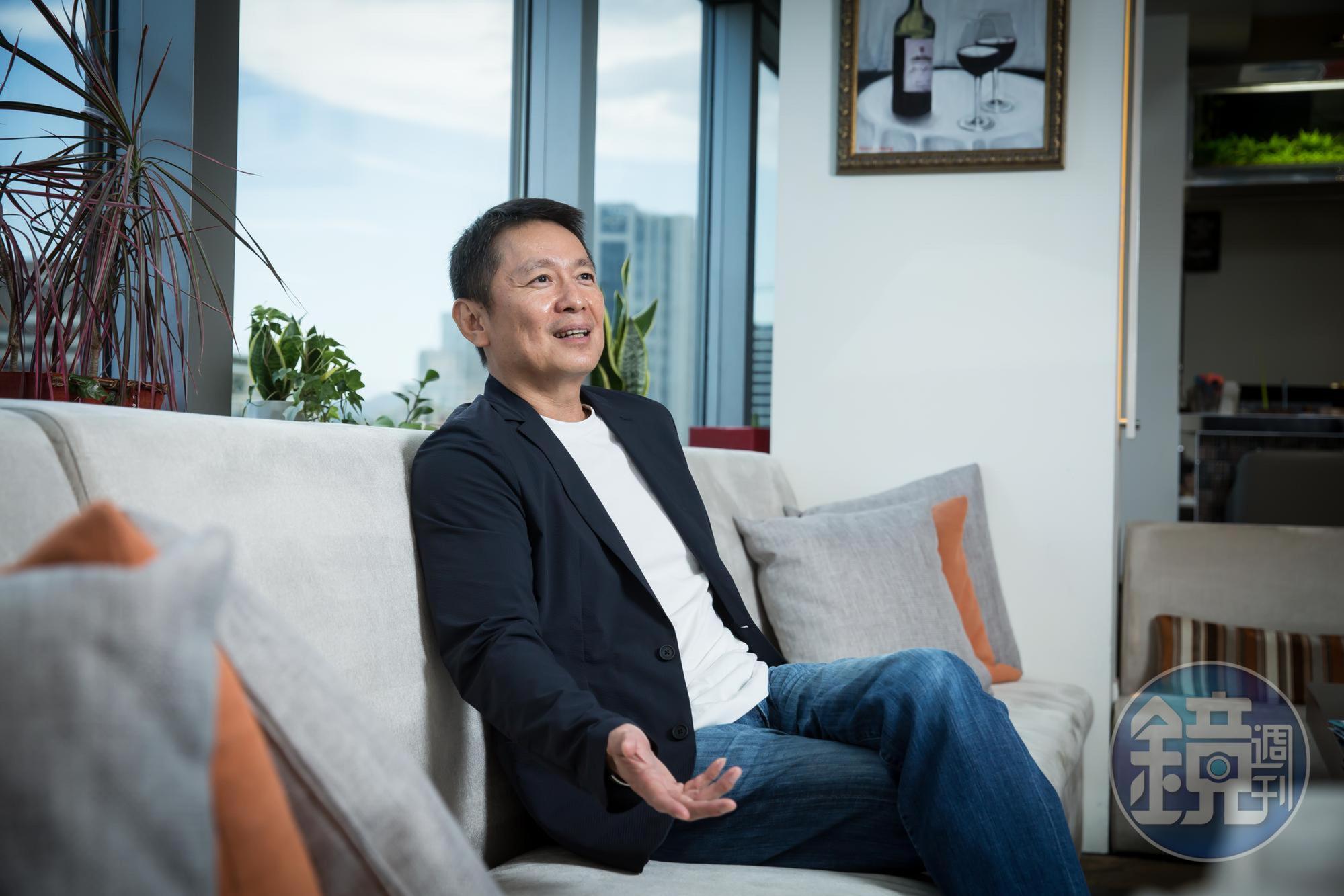 穿著牛仔褲、合身西裝受訪,林逢春外型時髦飄撇,但他其實有個可愛的綽號叫「貝貝」。
