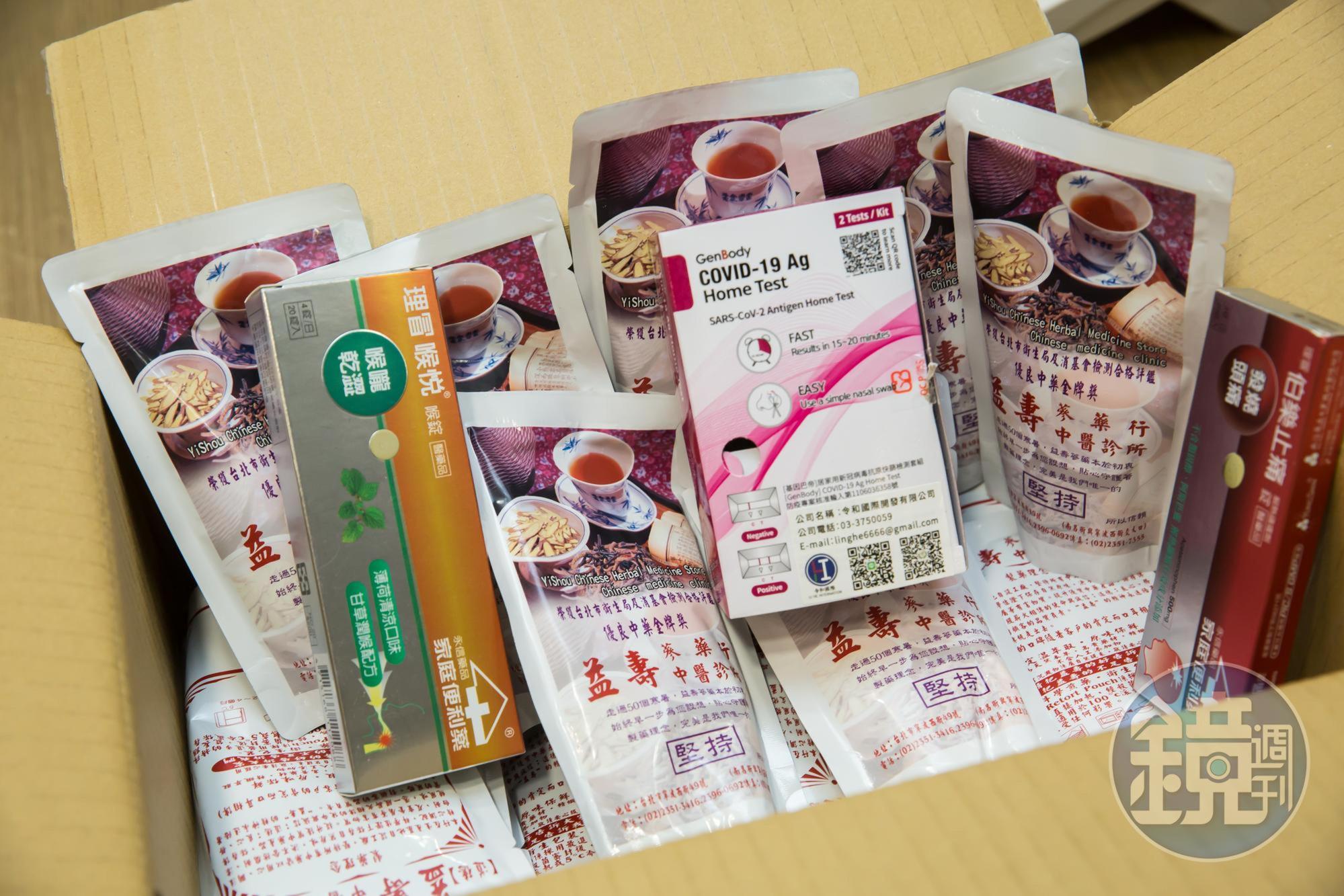 林逢春在辦公室準備好頭痛藥、感冒藥與類清冠一號、快篩劑,方便同仁有需求時可隨時取用。
