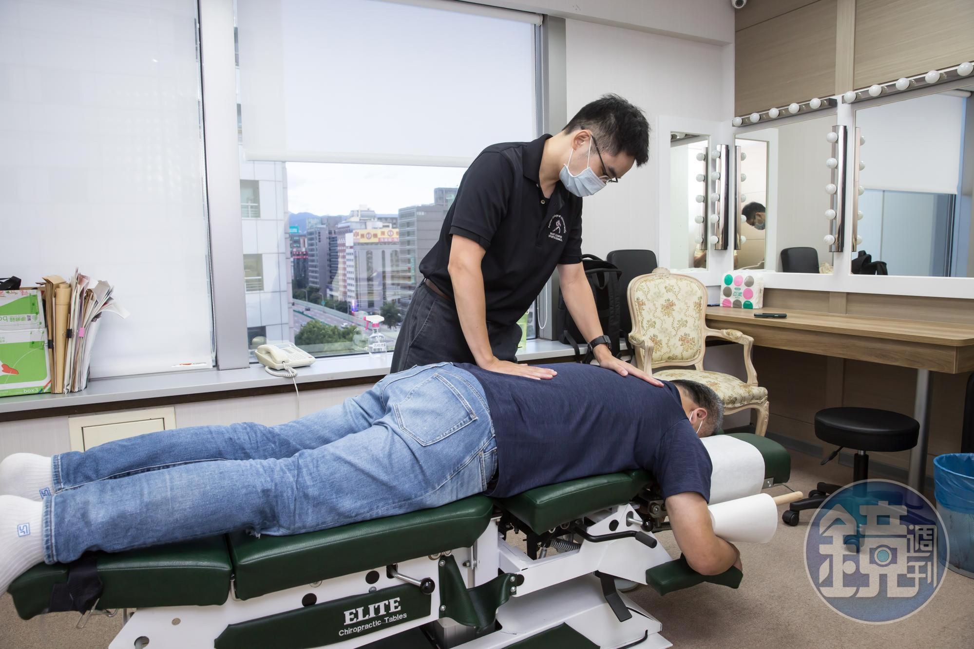 林逢春認為企業要存活超過20年,人才是最需要重視的根本資產,他請來整脊師每月一次替員工服務。