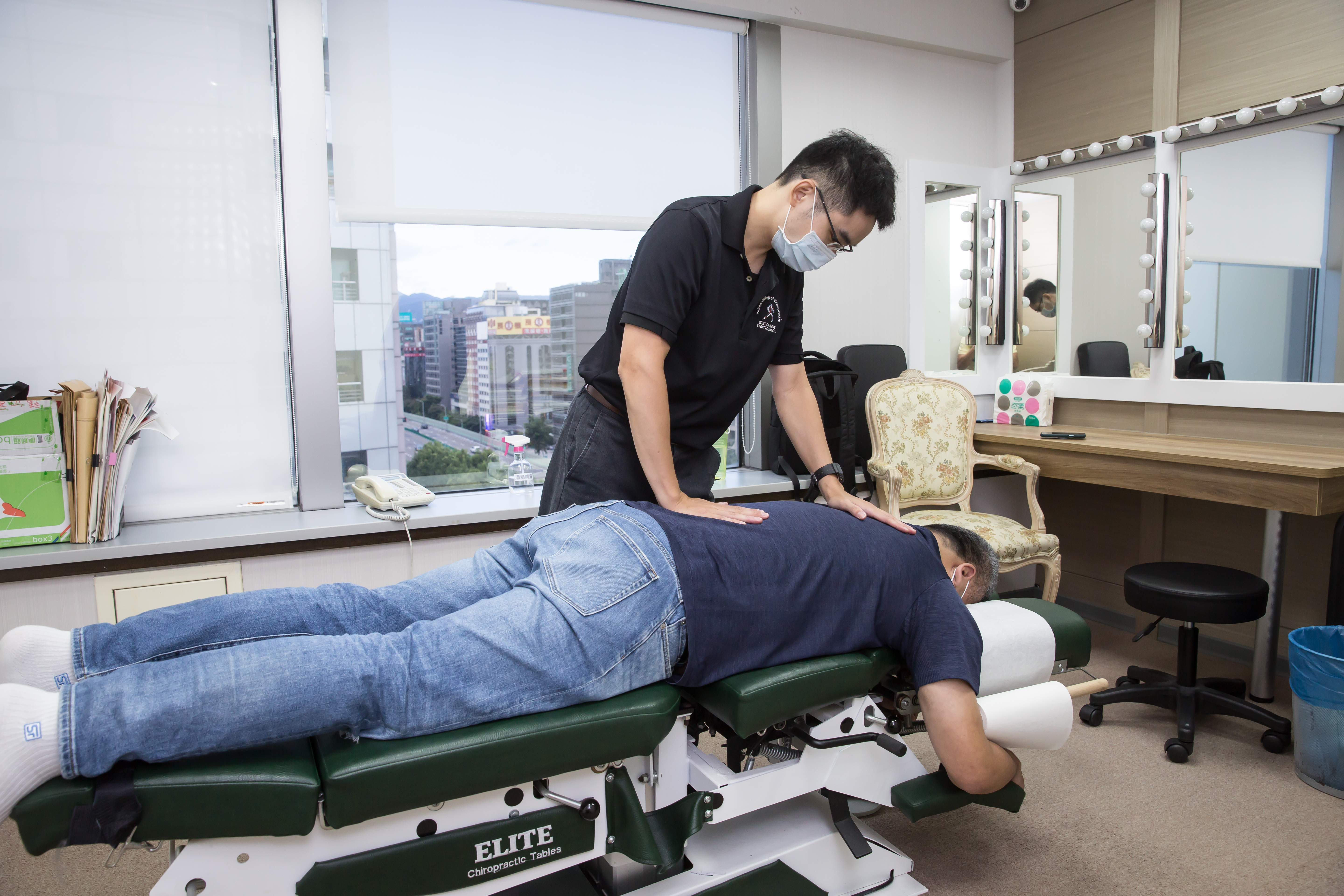 林逢春認為企業要存活超過20年，人才是最需要重視的根本資產，他請來整脊師每月一次替員工服務。