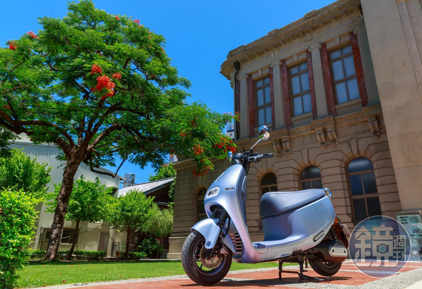 全新 Gogoro Delight雖然很明顯的與Gogoro 2 Delight一脈相承,但由於採用的是Viva Mix的車台架構,所以尺寸上小了一號。