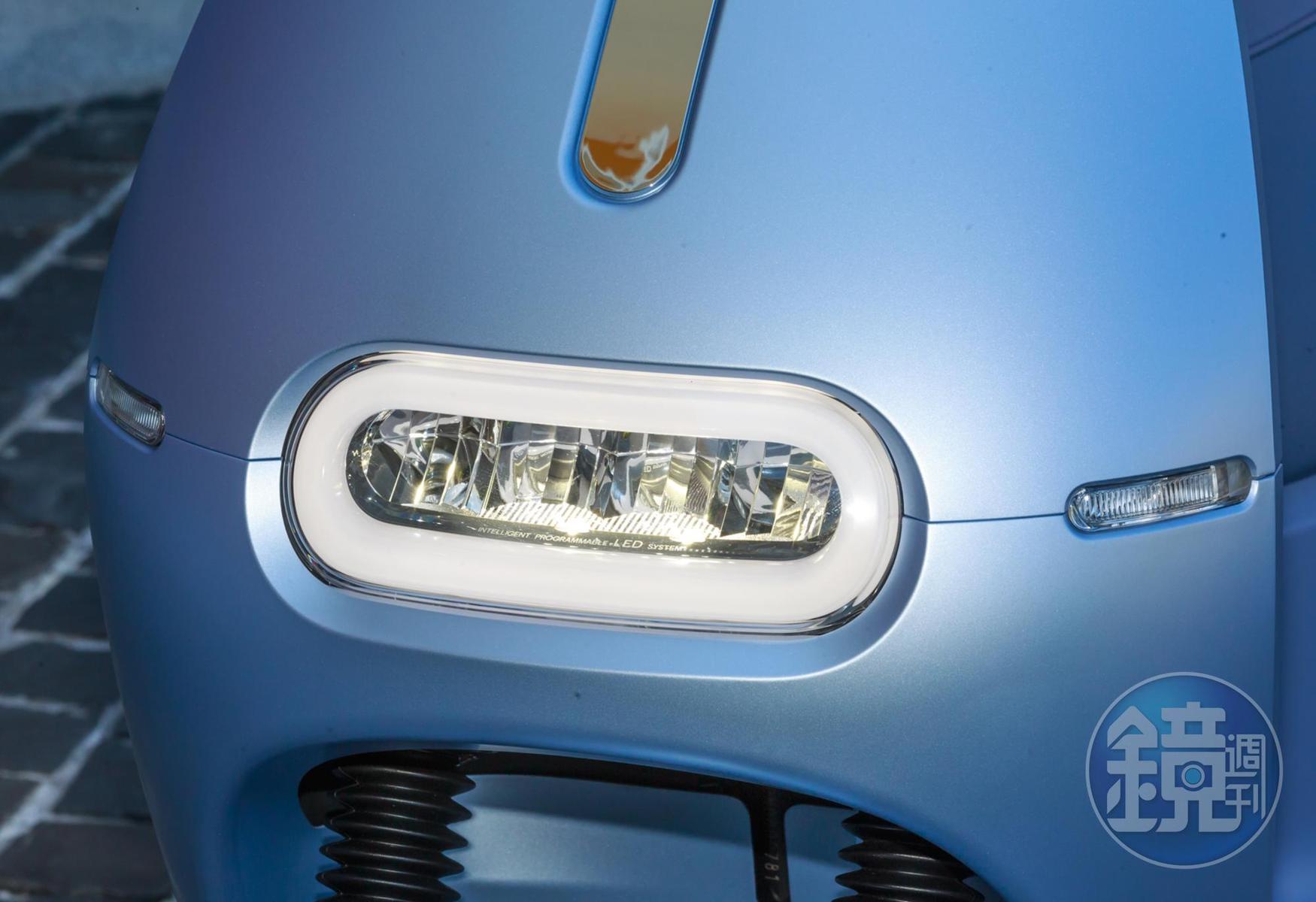 搭載Class D汽車等級LED大燈,亮度更高、照度更廣。