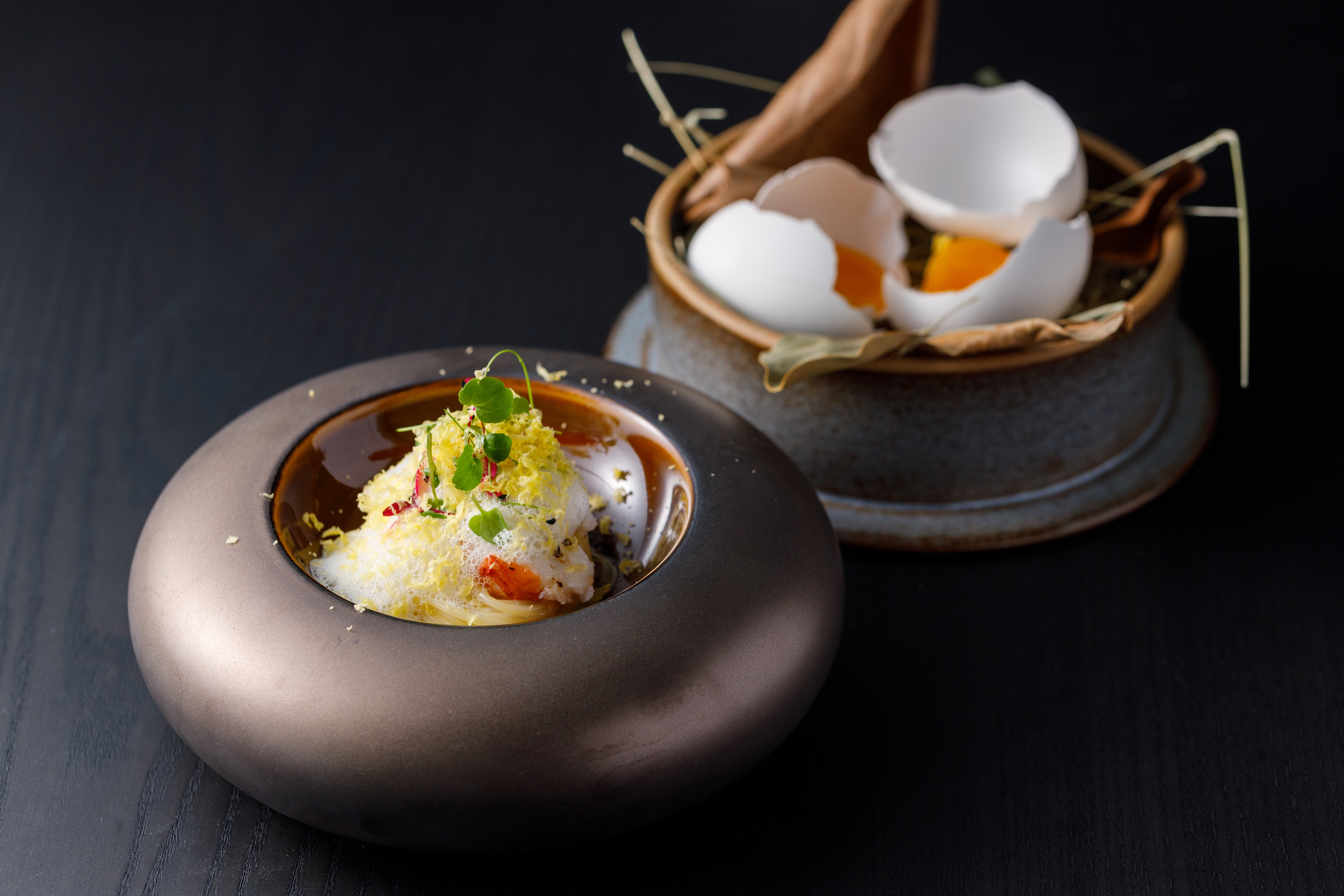 「龍蝦、黑胡椒、味噌蛋黃」來自法籍主廚Xavier Boyer，10年前初來乍到時，走逛台灣夜市嘗到的一道家喻戶曉的美食。