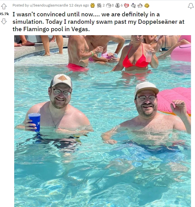 麥卡德爾將兩人合照發到論壇Reddit上,並寫下自己遇到分身。(翻攝Reddit)