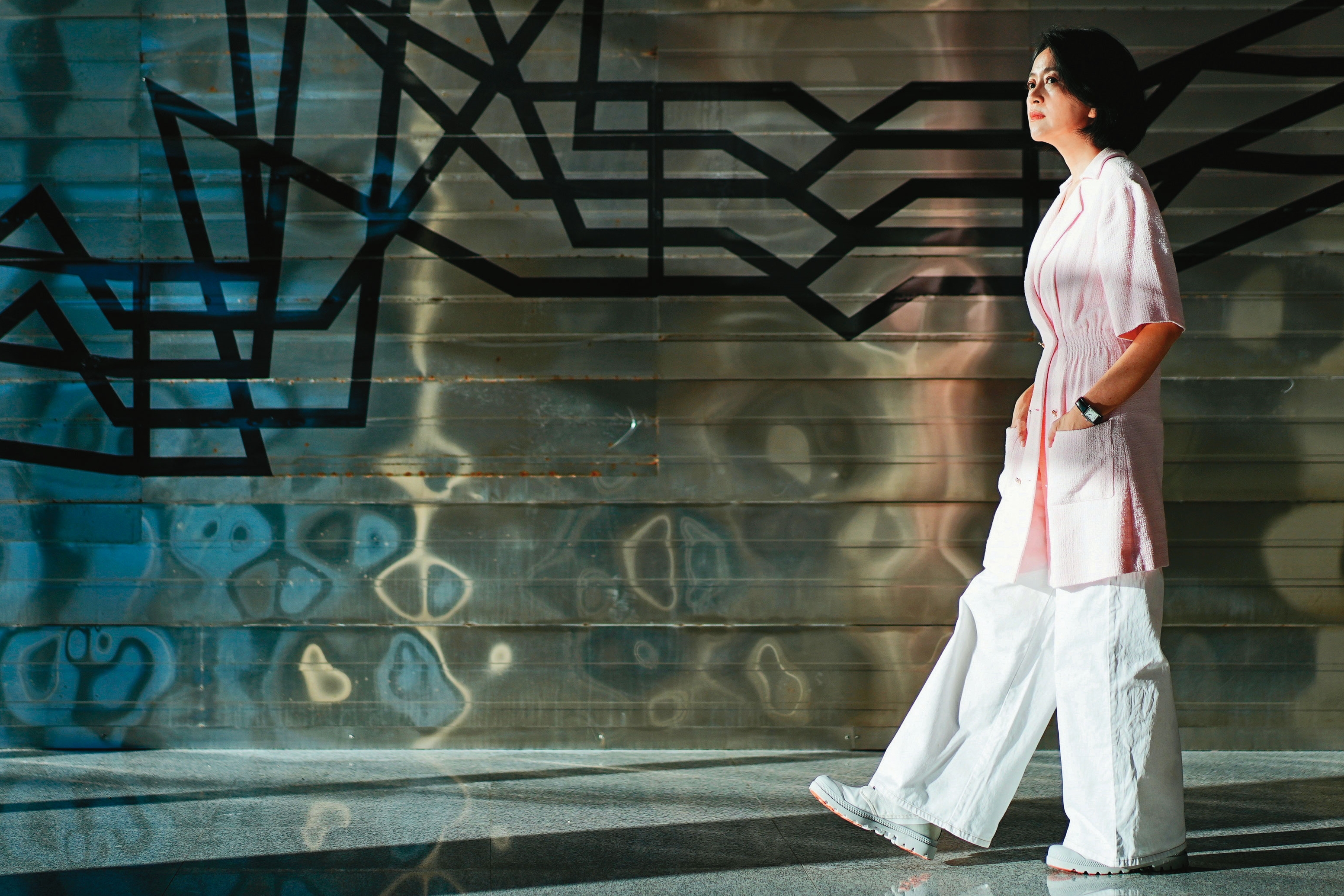 李欣芸解釋身後的高流主視覺有海洋與音樂之意。