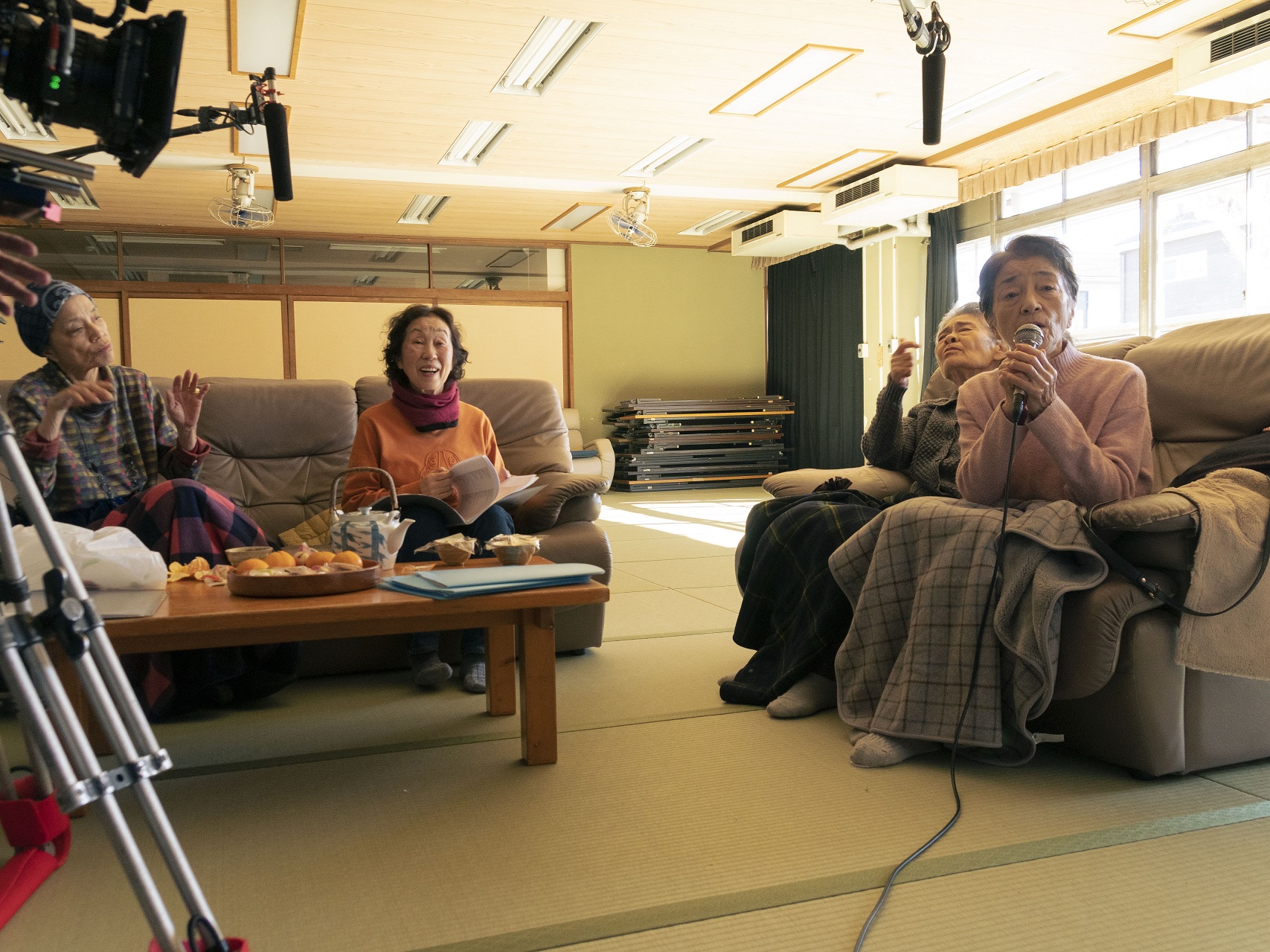 《七五計劃》描繪日本為解決人口老化問題通過老人安樂死制度，片中倍賞千惠子（右）因好友紛紛選擇參與而感到迷惘。（天馬行空提供）