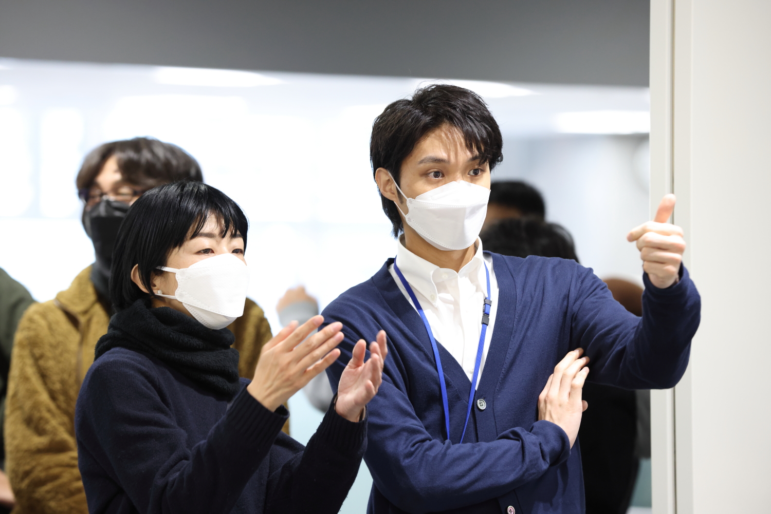 磯村勇斗（右）角色情緒上較壓抑，他在片場也積極與導演早川千繪（左）討論該如何詮釋。（天馬行空提供）