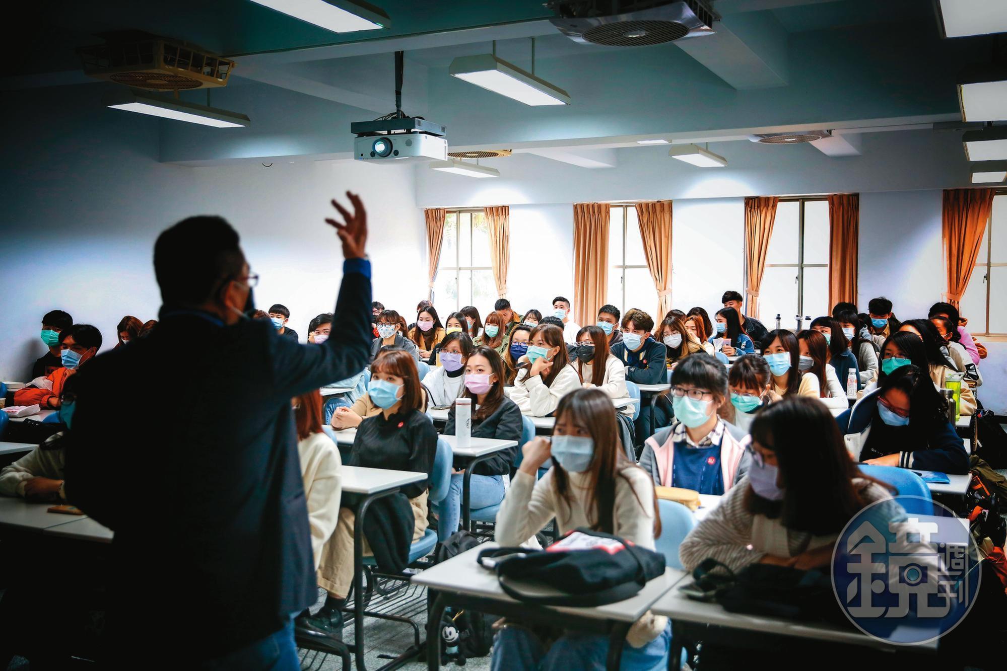 高教擴張後，高等教育文憑等於求職「必要條件」，讓人不敢不投身高教。（翁睿坤攝）