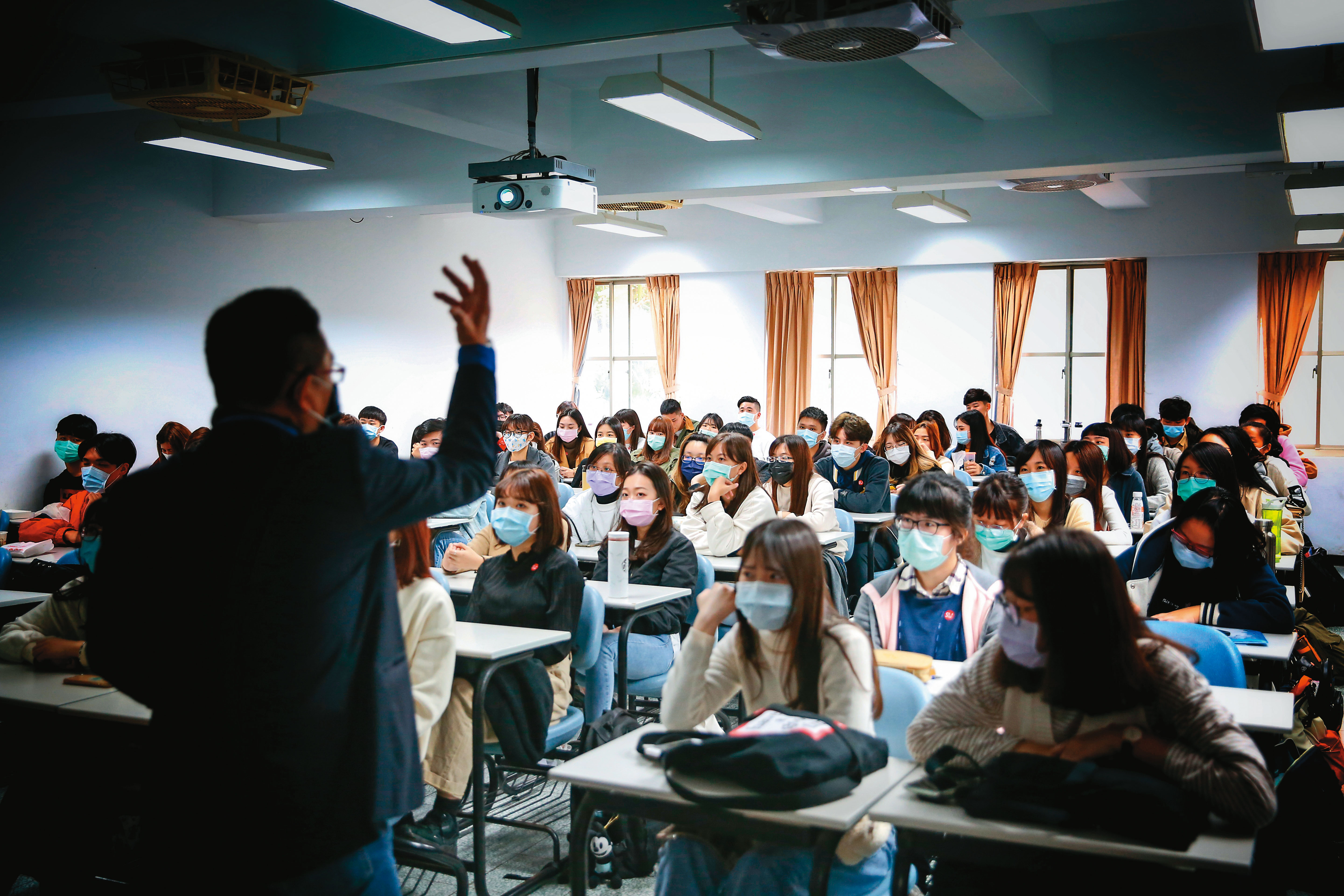 高教擴張後,高等教育文憑等於求職「必要條件」,讓人不敢不投身高教。(翁睿坤攝)