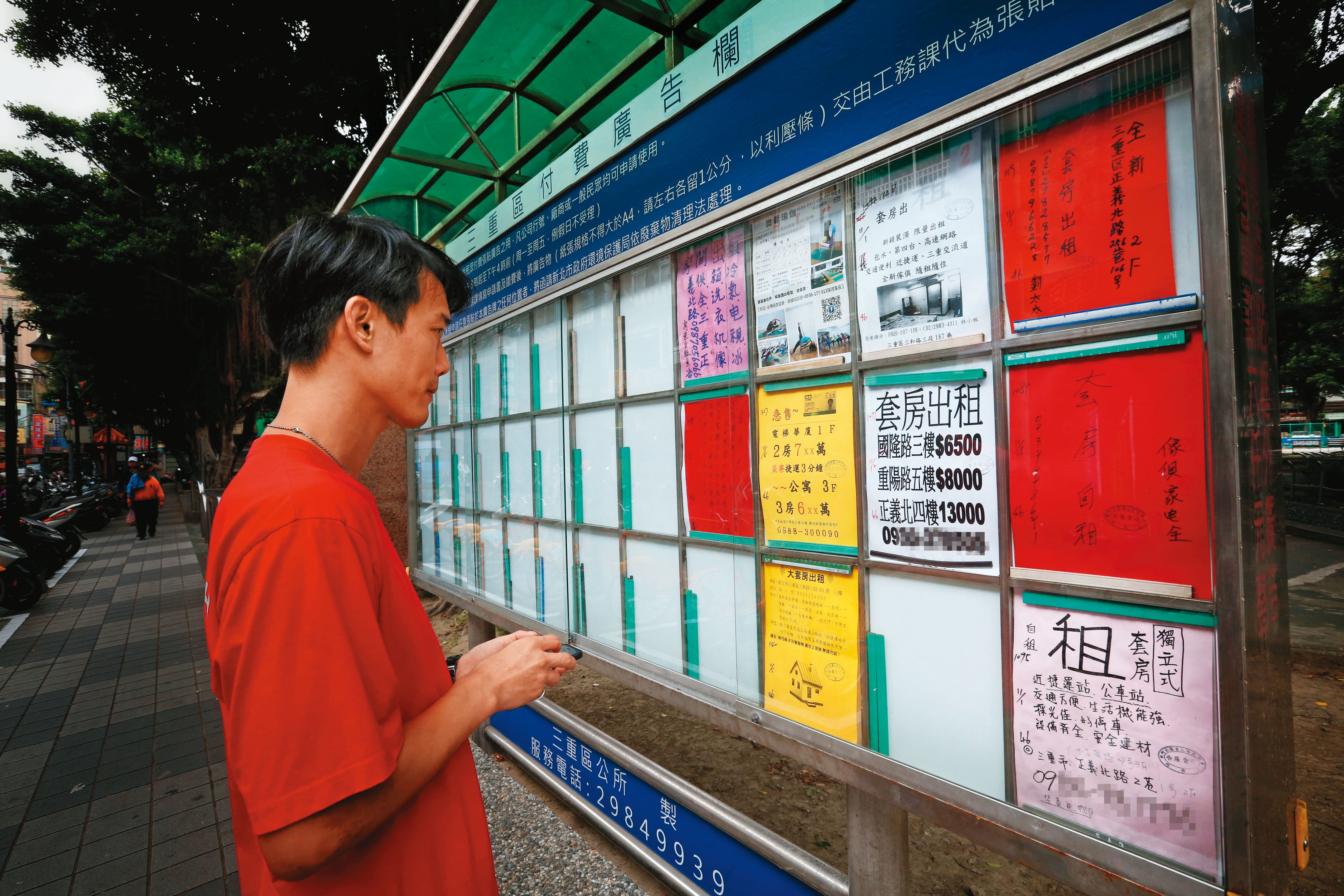積欠就學貸款外,青年長期低薪,房租、物價上漲,都讓其生活不堪重負。(董孟航攝)