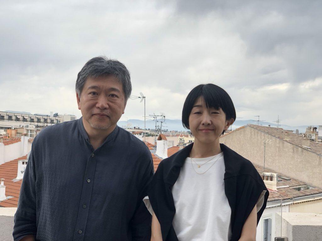《嬰兒轉運站》導演是枝裕和(左)與早川千繪(右)在坎城影展互相欣賞作品。(翻攝自是枝裕和Twitter)