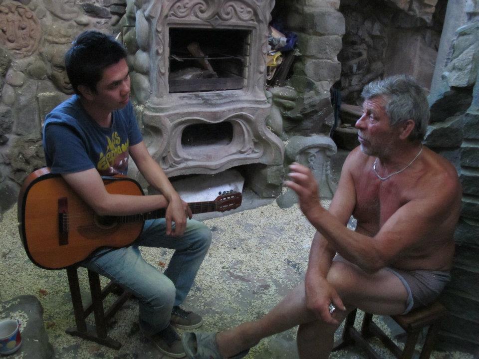 在烏克蘭沙發衝浪期間，徐裕軒結識許多好友。圖為他2011年沙發衝浪到盧茨克（Lutsk），與烏國民間藝術家Mykola Holovan合影。（徐裕軒提供）