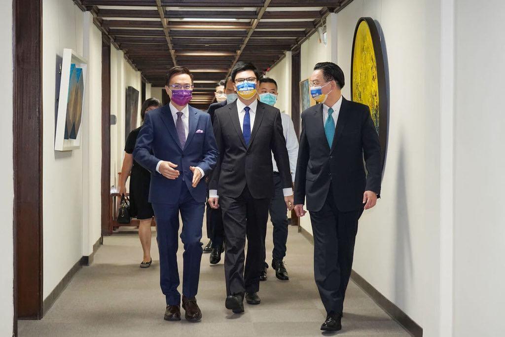 外交部長吳釗燮（右）頒贈貿協基輔台貿中心主任徐裕軒睦誼外交獎章，黃志芳（左）也出席贈勳儀式。（外交部提供）