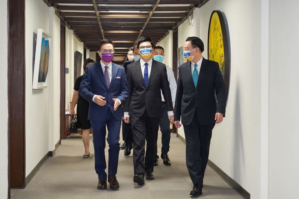 外交部長吳釗燮（右）頒贈貿協基輔台貿中心主任徐裕軒睦誼外交獎章，黃志芳（左）也出席贈勳儀式。（外交部提供）