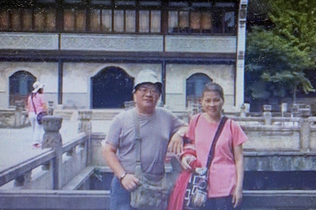 吳國鈞（左）與妻子張美玲（右）白手起家創呷品香，3年前吳國鈞因癌症不幸早逝。（吳玲玲提供）