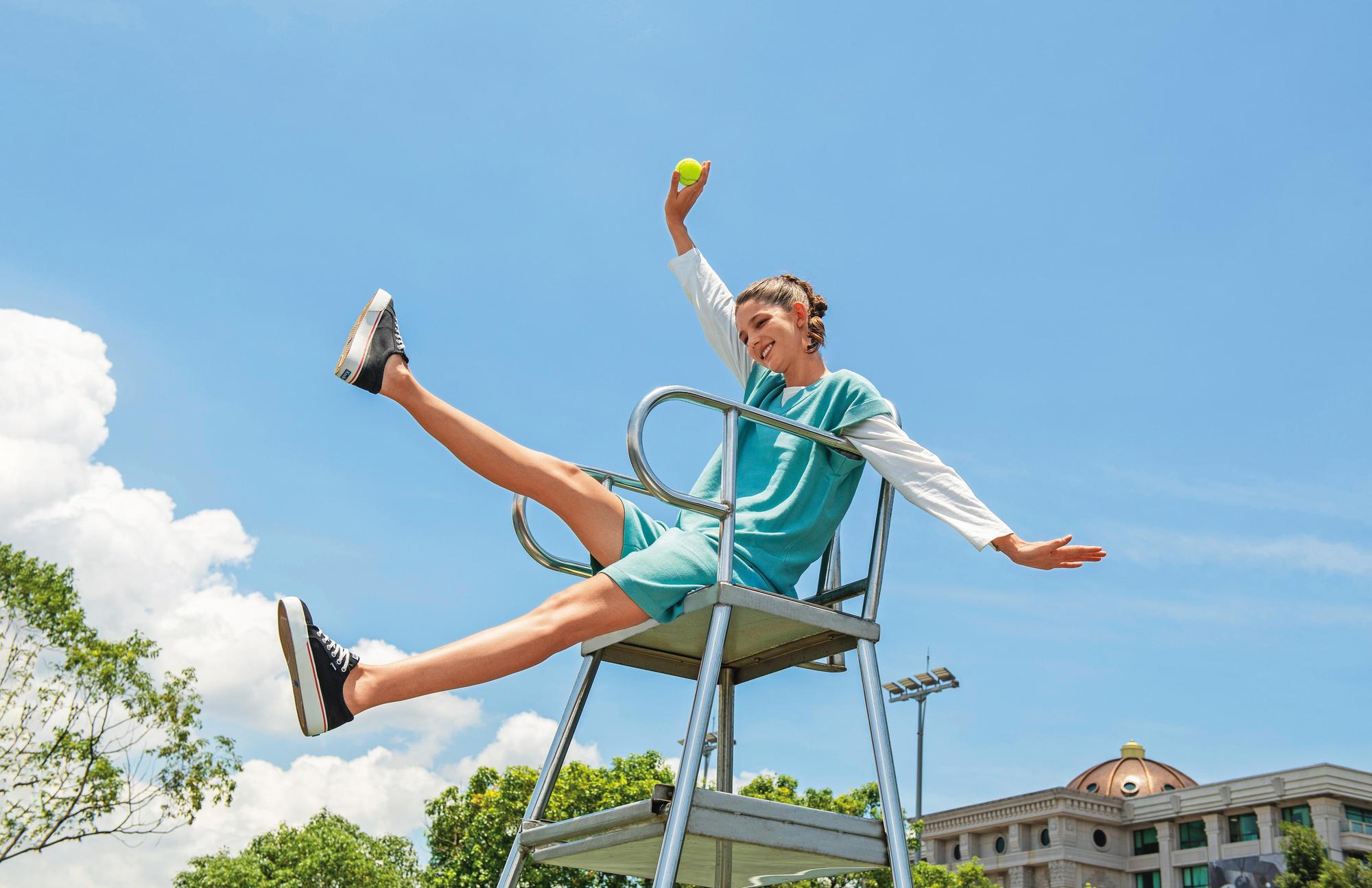 Jump Kick Duo經典紅線運動風厚底鞋 NT$2,490(寶原興業提供)