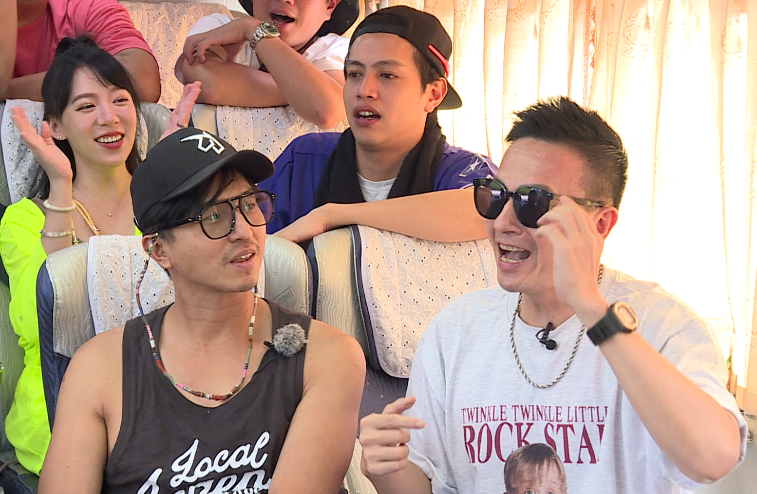 聽到大家的讚美，小鐘（右）心情超愉快。（台視提供）