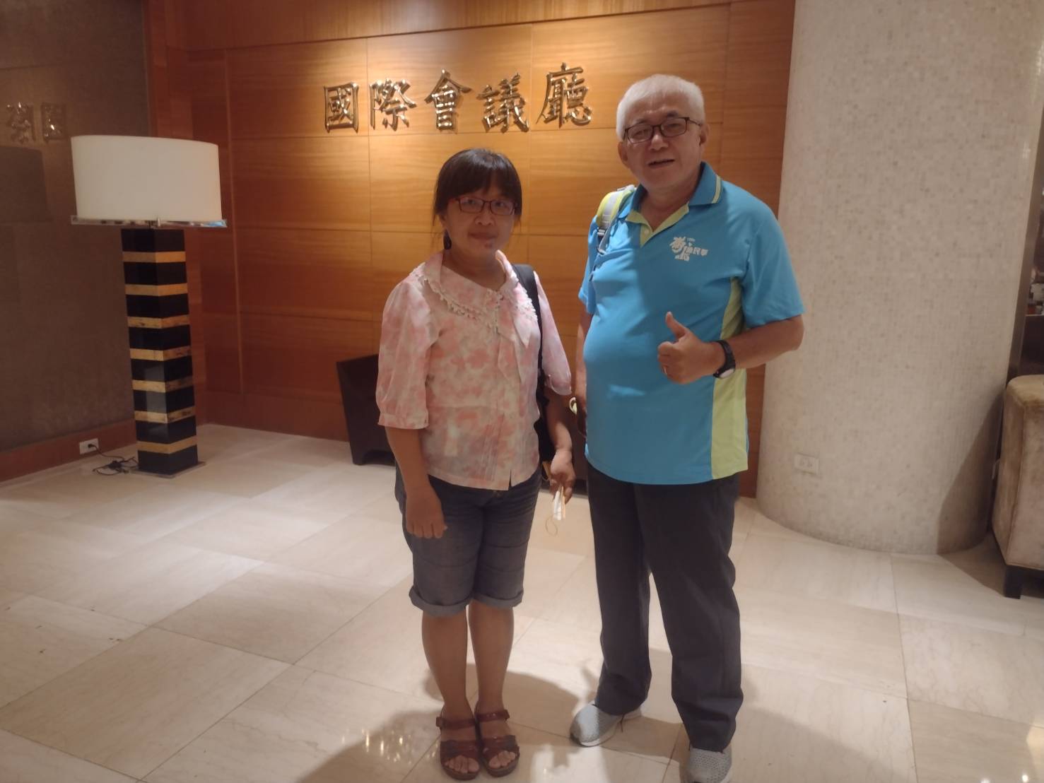 媒體人廖璟華(左)與夫婿張弘光(右)。(翻攝畫面)