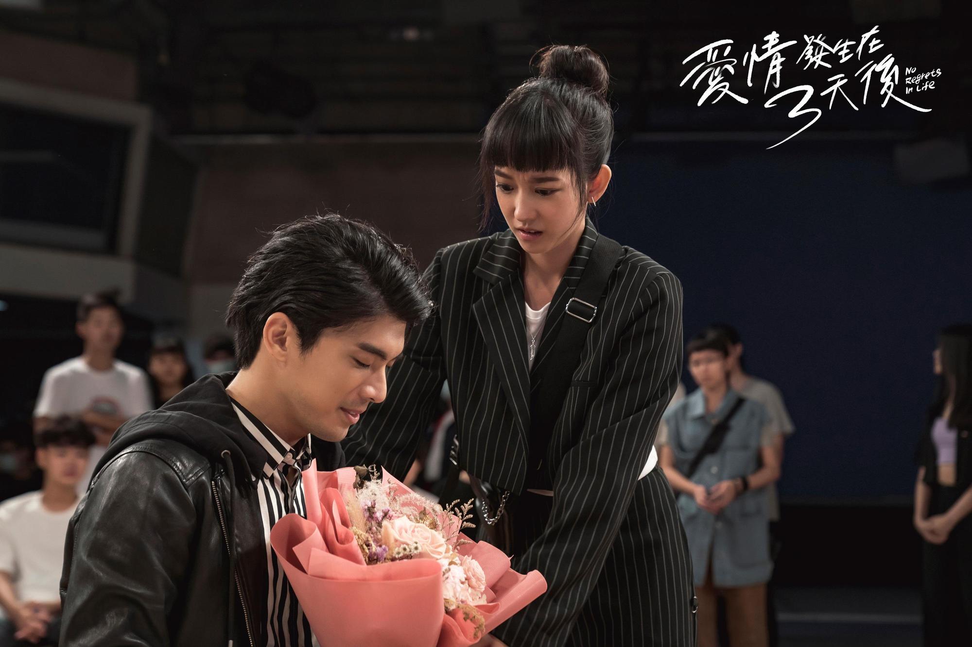林哲熹(左)與孟耿如在《愛情發生在三天後》大膽上演「經紀人與明星之戀」。(時創影業提供)