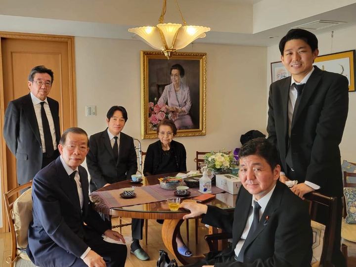 賴清德真的是安倍家族好朋友！弔喪照首度曝光，岸信夫最新發文謝台灣。（翻自岸信夫臉書）