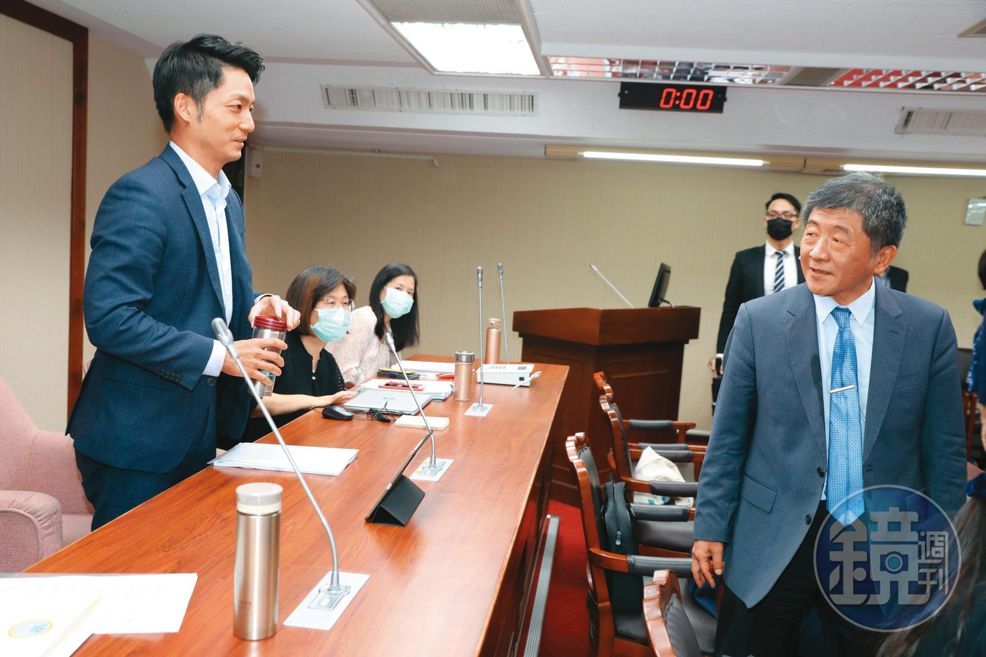黃珊珊向蔣萬安（左）、陳時中（右）下戰帖週週辯論，更直批對手「整天搞棄保就是沒有出息」。