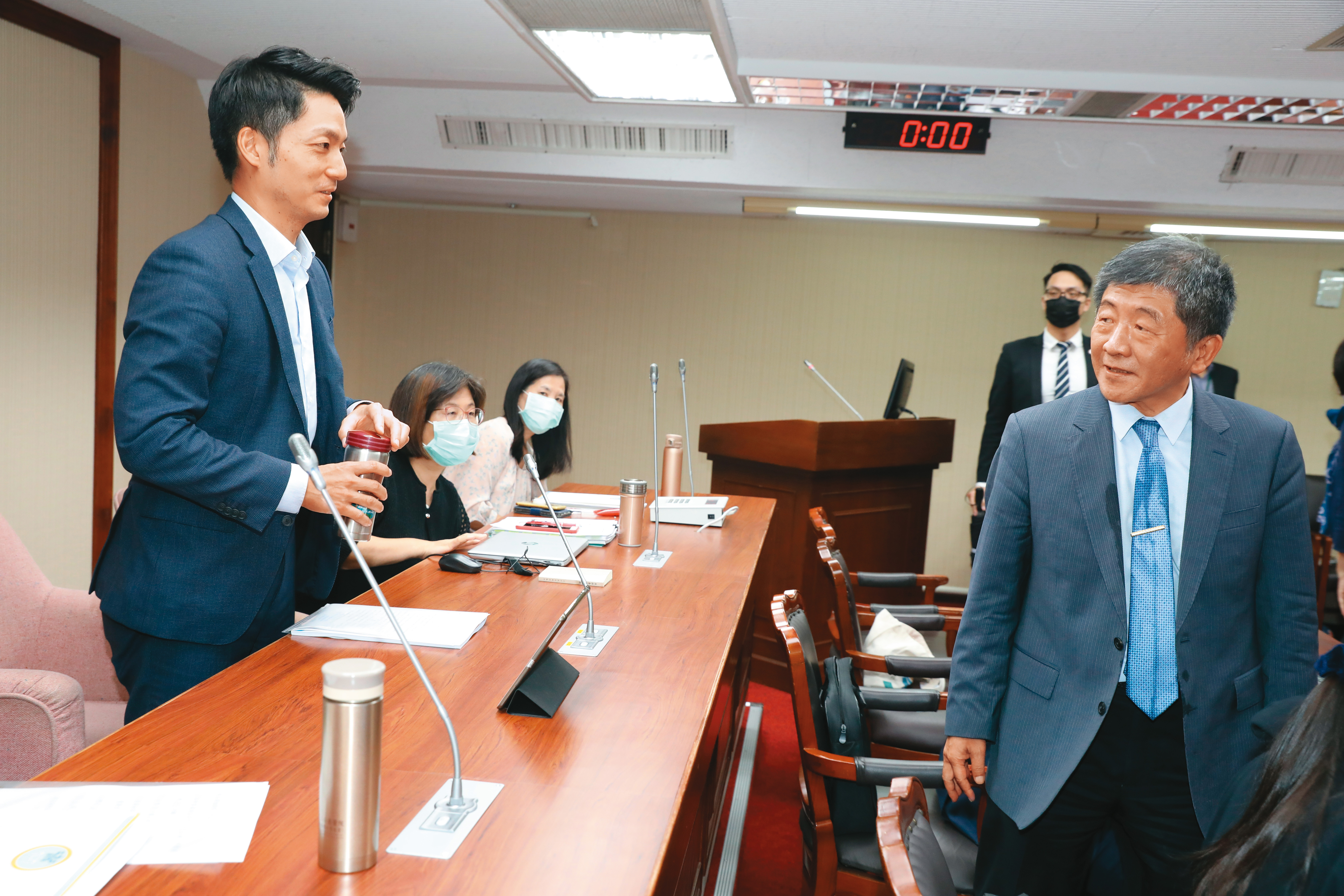 黃珊珊向蔣萬安（左）、陳時中（右）下戰帖週週辯論，更直批對手「整天搞棄保就是沒有出息」。