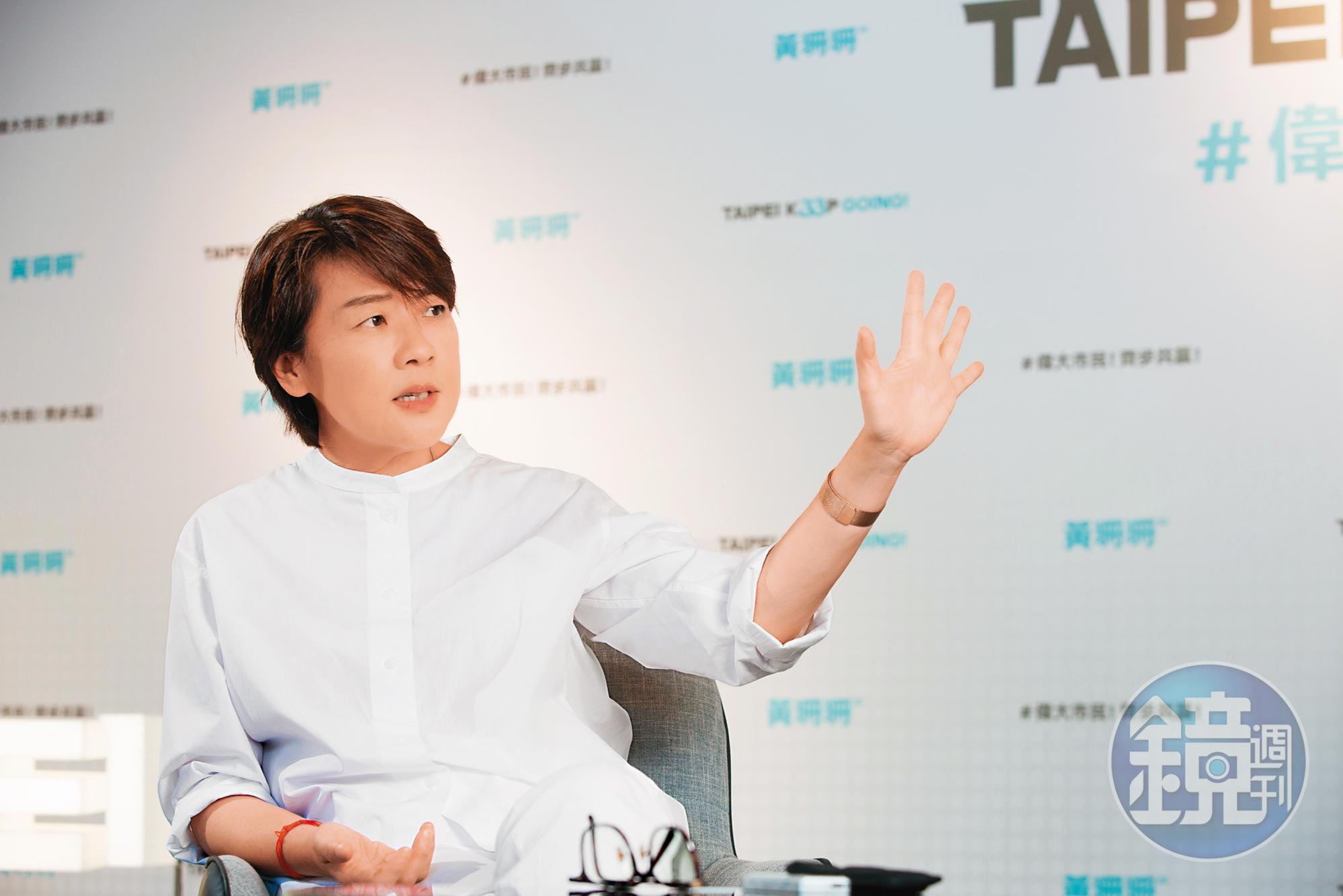 黃珊珊叫陣蔣萬安、陳時中說，投給她一是立刻上手、無縫接軌；二是乾淨清廉，「請講一個投給你們的理由！」