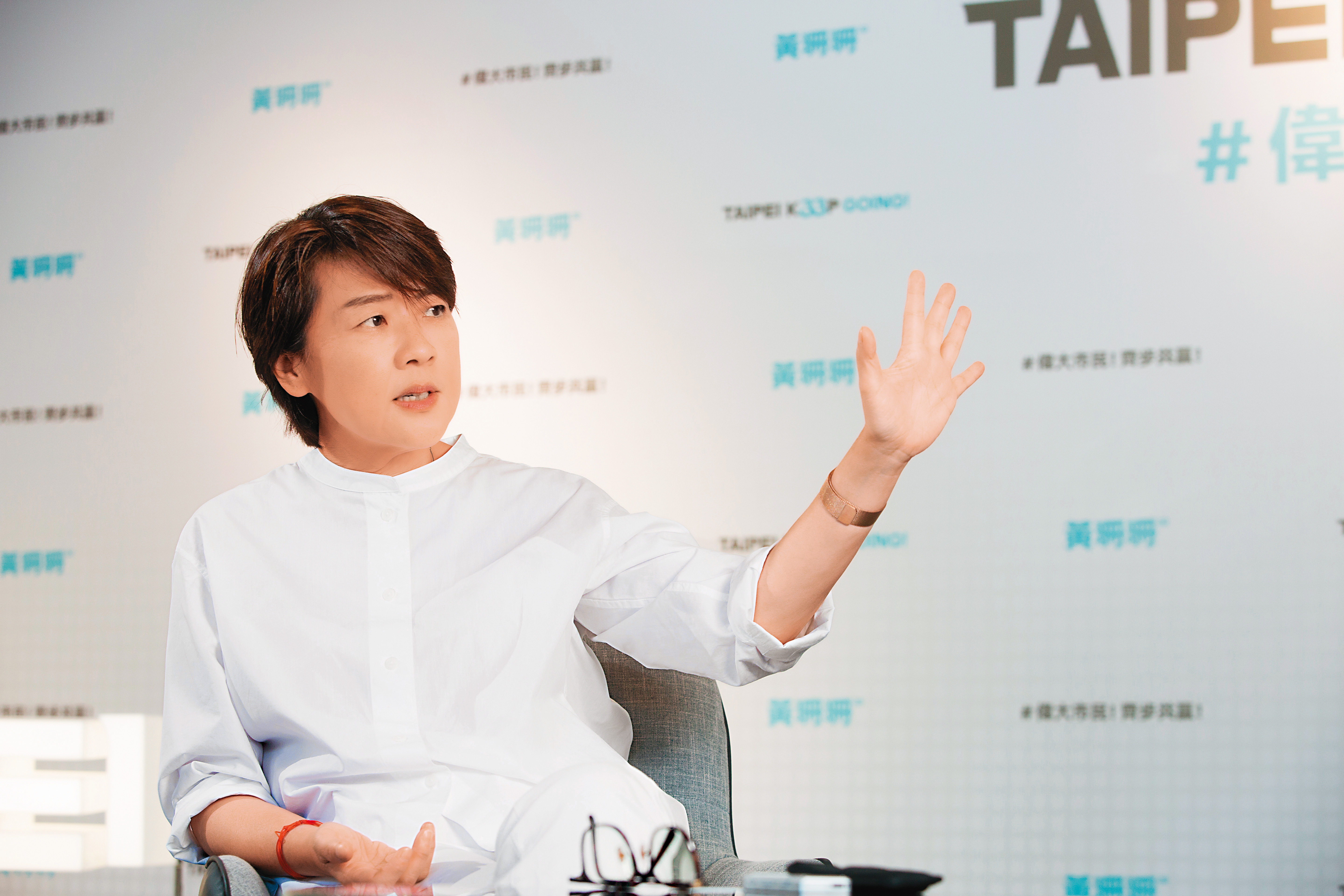 黃珊珊叫陣蔣萬安、陳時中說，投給她一是立刻上手、無縫接軌；二是乾淨清廉，「請講一個投給你們的理由！」