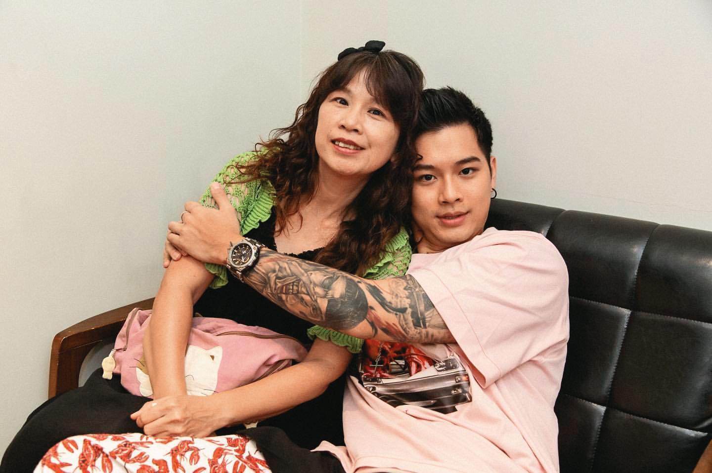 高爾宣與媽媽(左)感情好,她曾擔心兒子事業不順遂,母子倆還為此落淚。(翻攝自高爾宣IG)