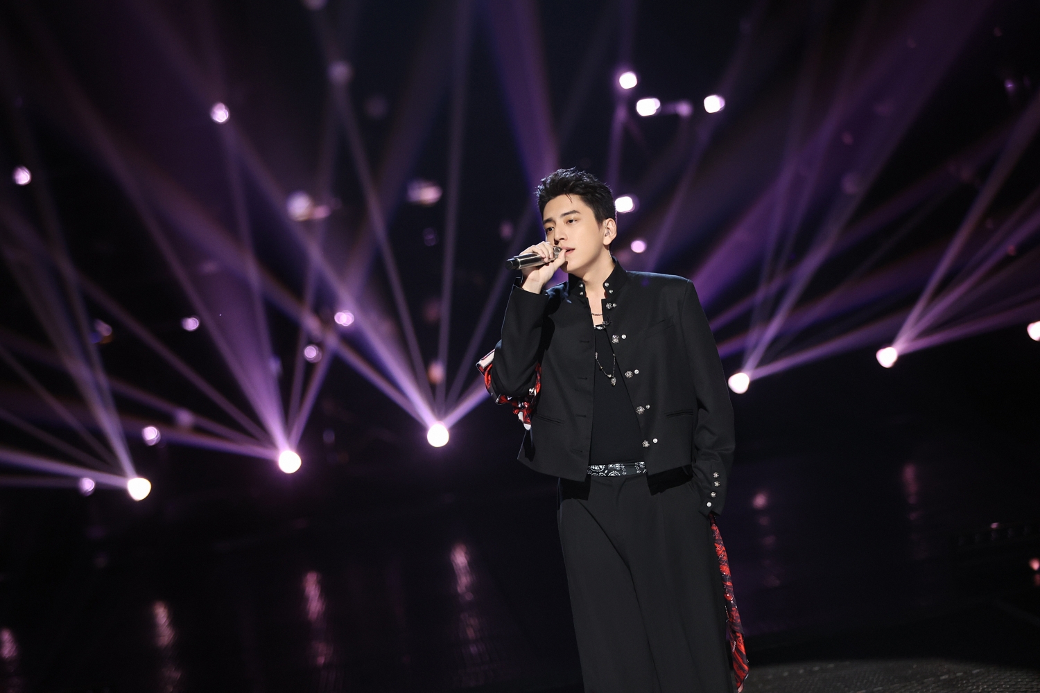 年過30歲，王大陸想嘗試舞台新領域，日後還想完成組樂隊夢想。（王大陸工作室提供）