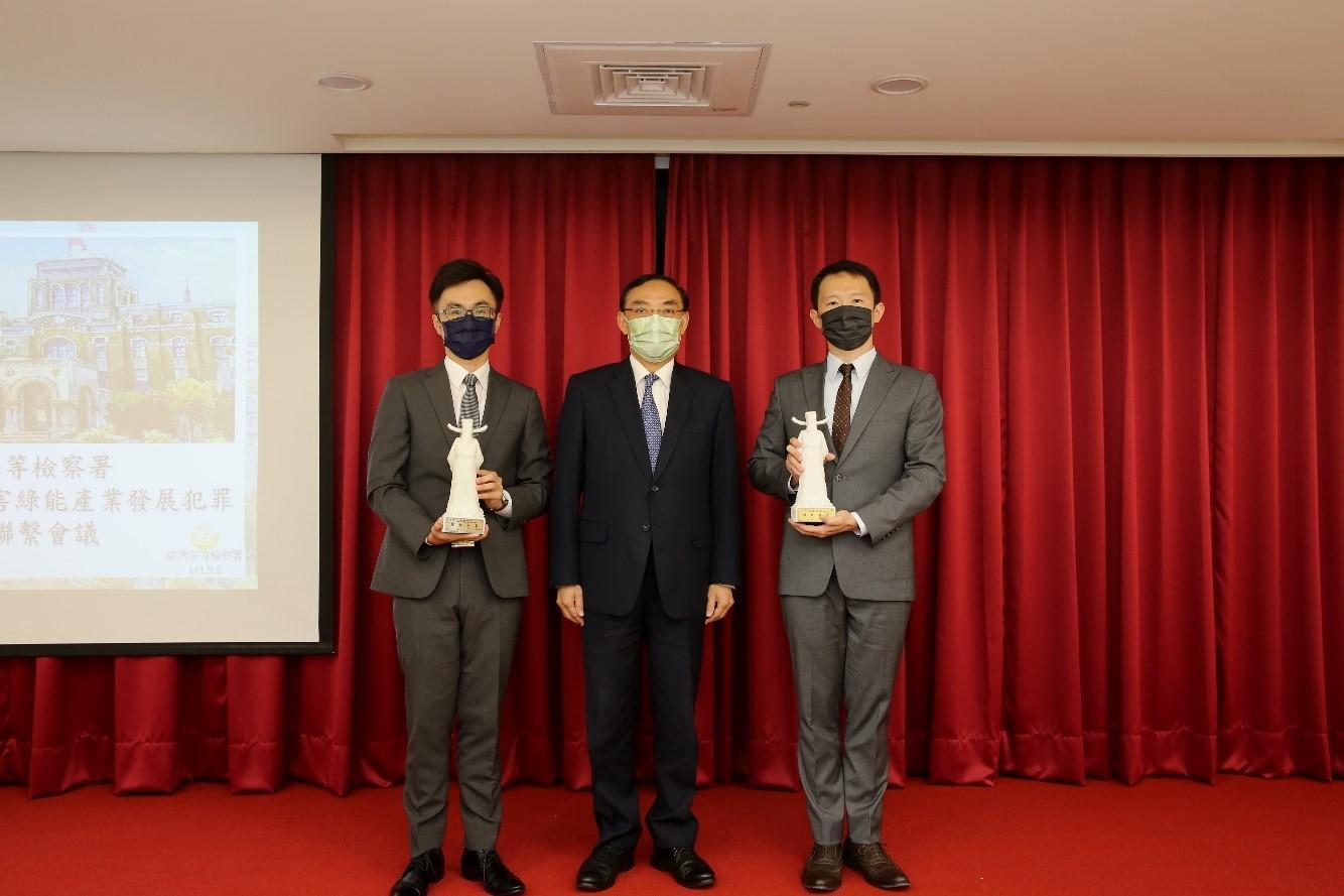 蔡清祥(中)對於雲林地檢署蔡少勳檢察官及苗栗地檢署黃棋安檢察官分別偵辦雲林台西鄉鄉長夫婦2人對綠能廠商收賄案,與苗栗三灣鄉鄉長對綠能廠商收賄案,給予高度肯定,特別頒獎慰勉感謝。(高檢署提供)