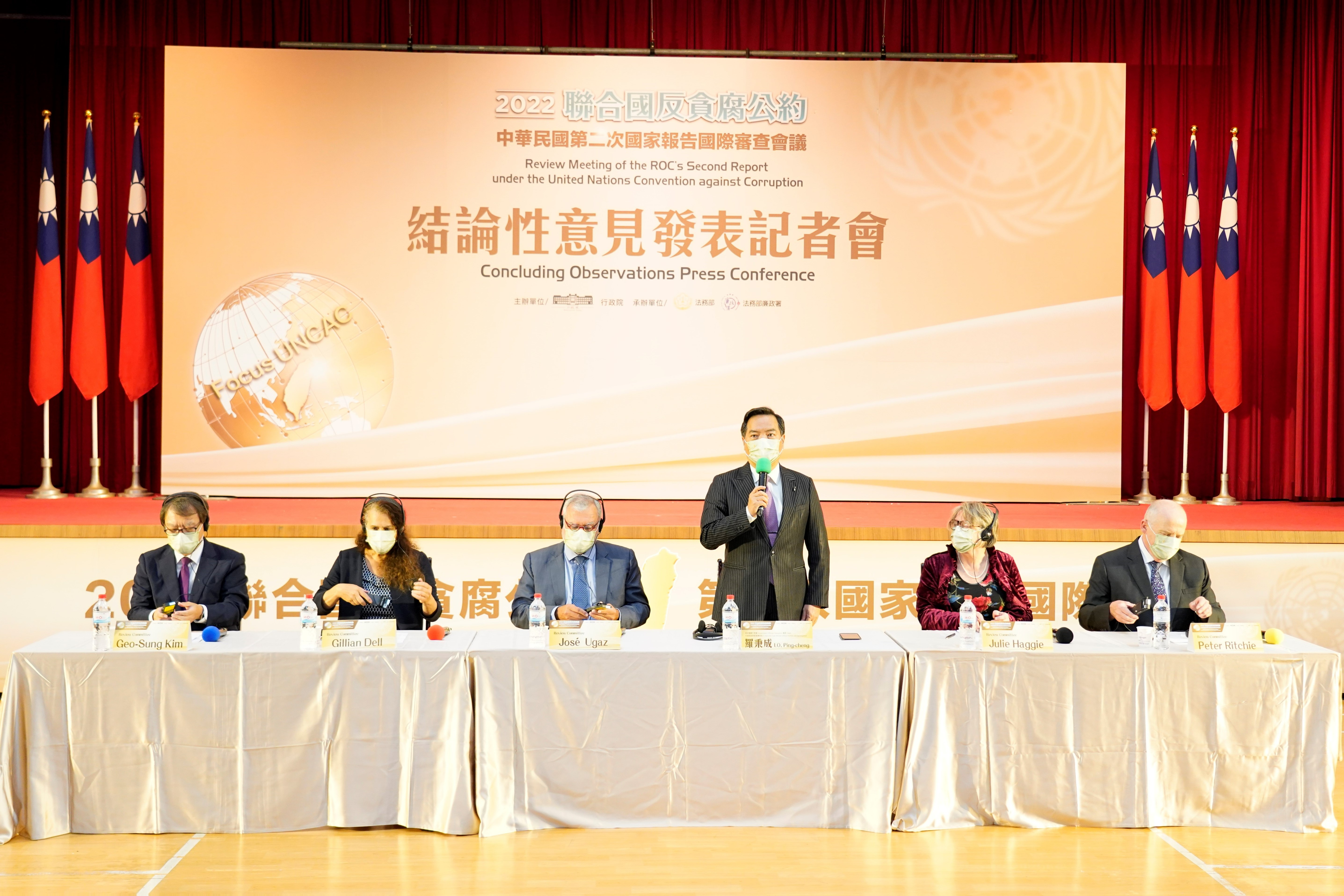 行政院政務委員羅秉成代表我國政府接受國際審查委員會提出的審查建議文件。（廉政署提供）
