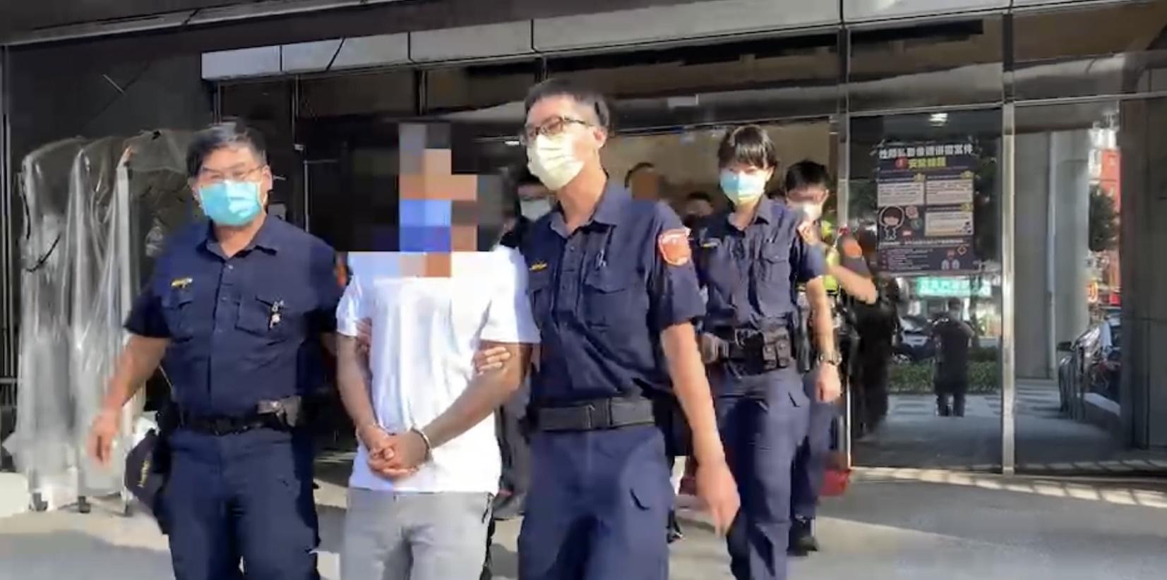 陳婦與長子、么子等人因妨害秩序罪都被帶回警局依法送辦。(翻攝畫面)