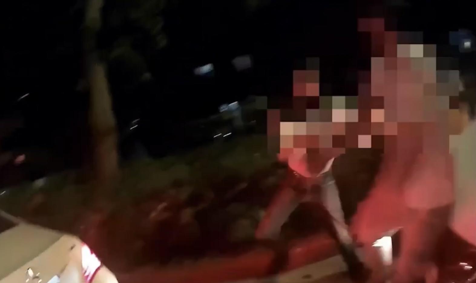 警方快打部隊到場後,么子與友人還因故鬥毆,立即被警壓制。(翻攝畫面)