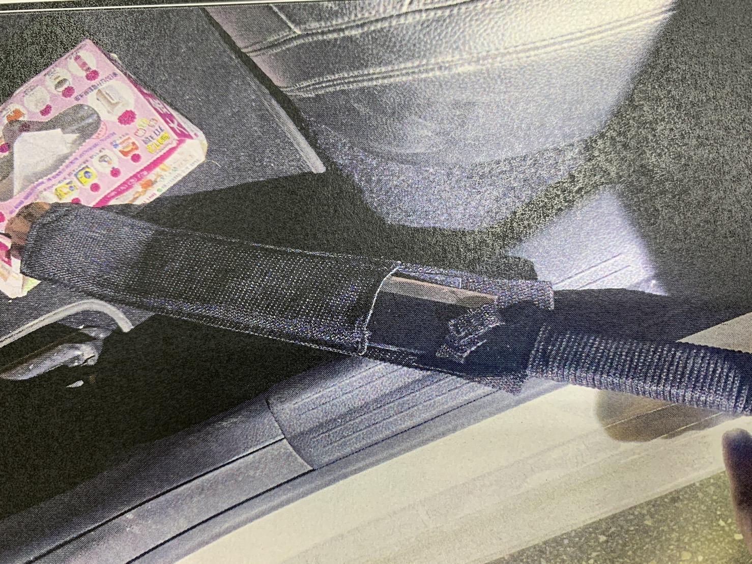 警方在陳婦小兒子車上起出西瓜刀等刀械。(翻攝畫面)