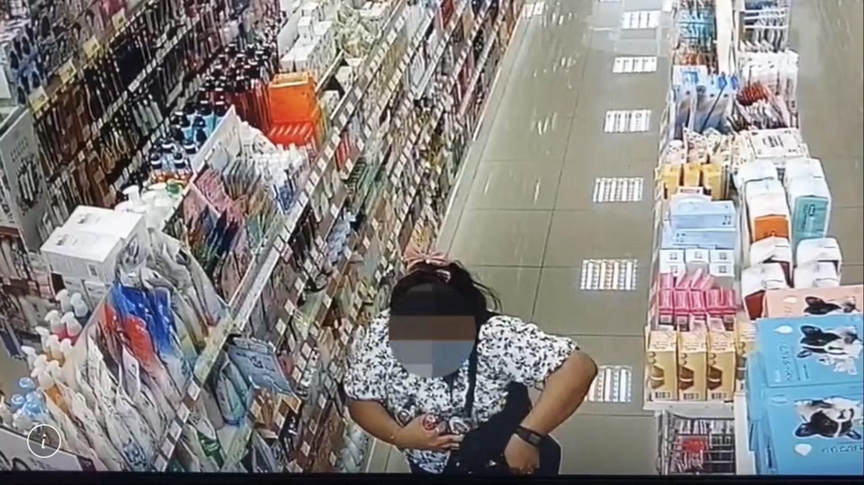 女看護專找架上高價的美妝品行竊。(翻攝畫面)