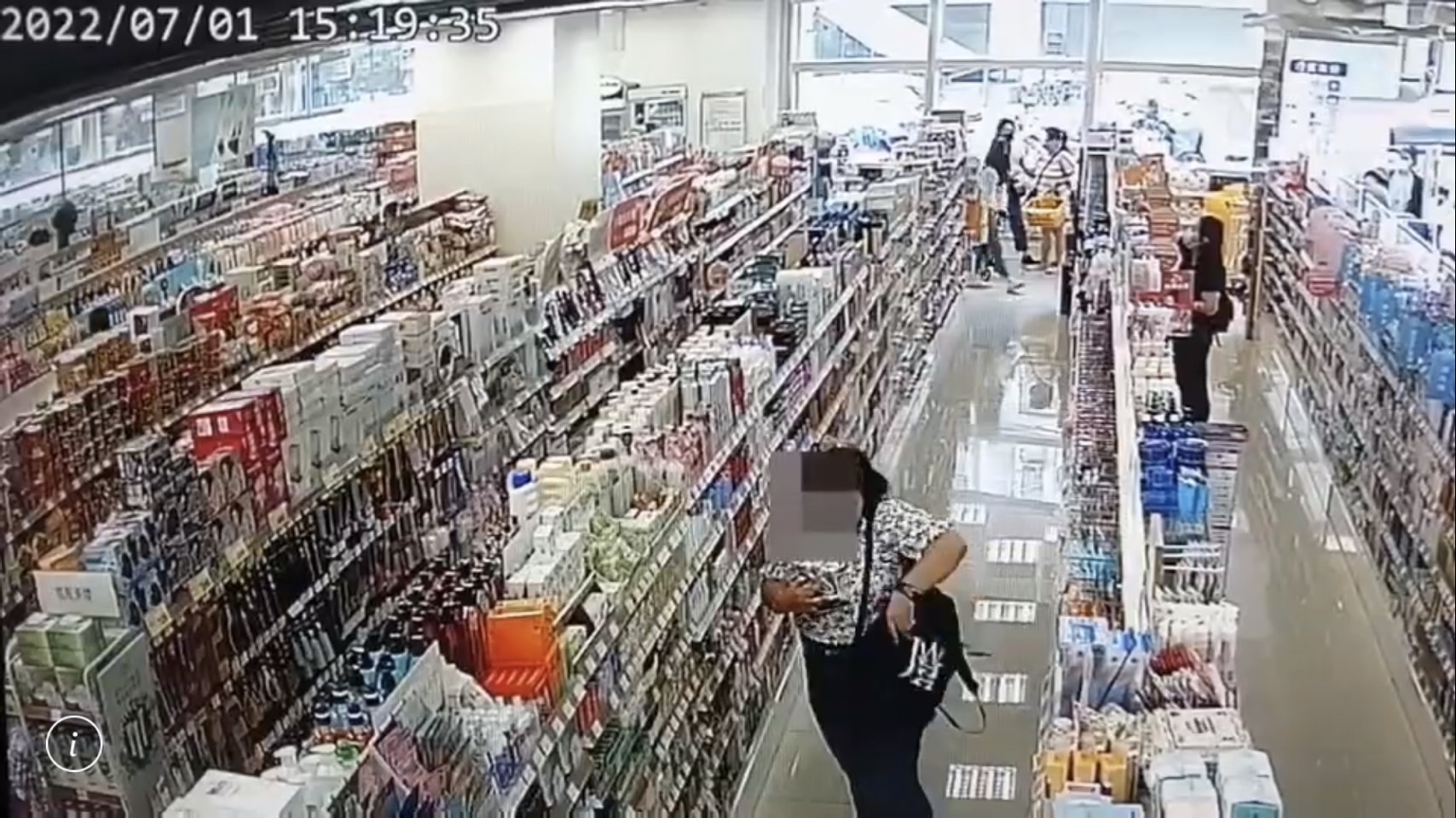 女看護趁店員不注意，將女用商品放進購物袋內。（翻攝畫面）