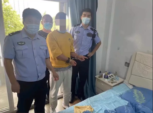 健男是王男的同事兼室友,愛上王妻告白遭拒,竟以偷拍手法報復。(翻攝微博)