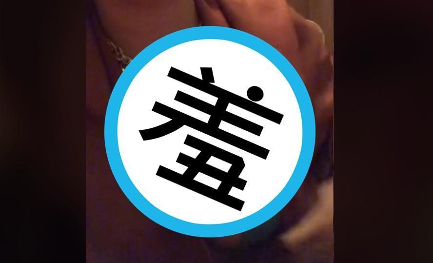 女子穿露臍裝上高級餐廳,慘遭服務員遞失物招領圍巾遮擋。(翻攝抖音影片@slayraslaye)