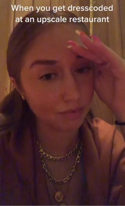 女子長相亮麗,被要求遮蓋暴露的服裝後,自拍影片紀錄這尷尬的一刻。(翻攝抖音影片@slayraslaye)