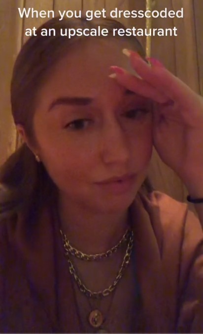 女子長相亮麗，被要求遮蓋暴露的服裝後，自拍影片紀錄這尷尬的一刻。（翻攝抖音影片@slayraslaye） 