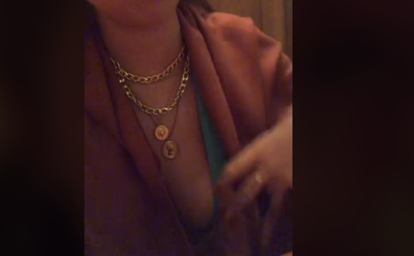 女子肩披羊毛圍巾,遮住胸前呼之欲出的渾圓嫩胸。(翻攝抖音影片@slayraslaye)