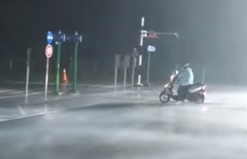 【有片】超狂女颱風天練騎機車　千名網友朝聖認證：見過大風大浪的女漢子