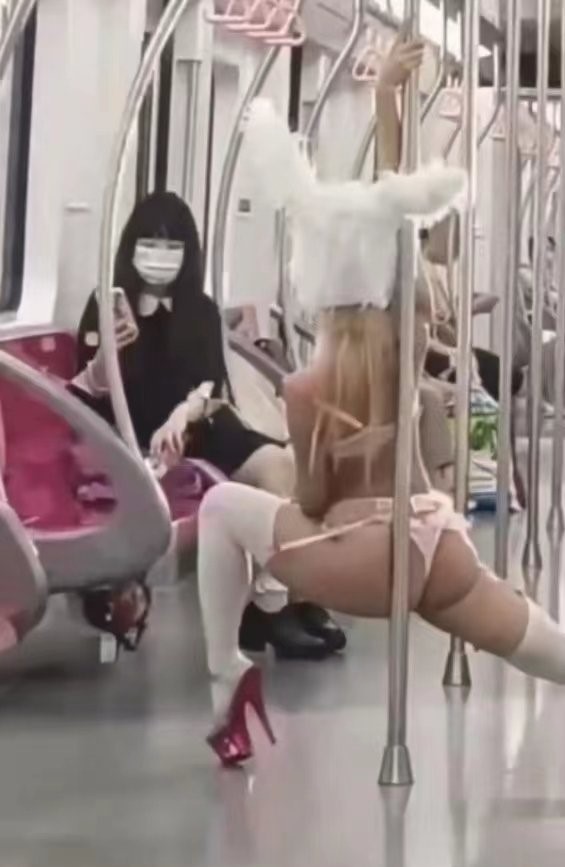 女模在地鐵車廂拍內衣照,最後遭警方逮捕罰款。(翻攝微博)